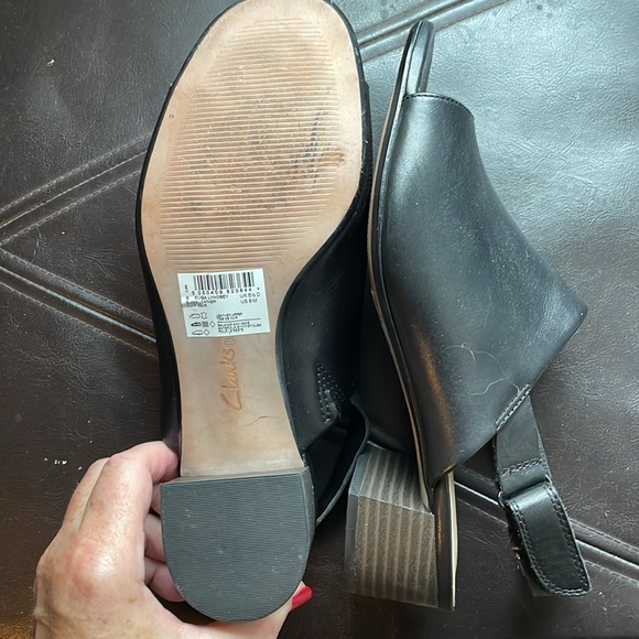 Clark’s leather open toe sandals. - Picture 3 of 7